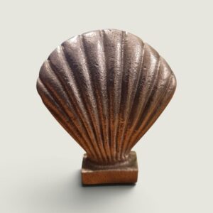 Metal Scallop Shell Ornament – Copper-Toned Standing Decoration, 11 cm